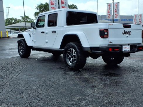Used 2025 Jeep Gladiator Rubicon AWD/4WD image 8