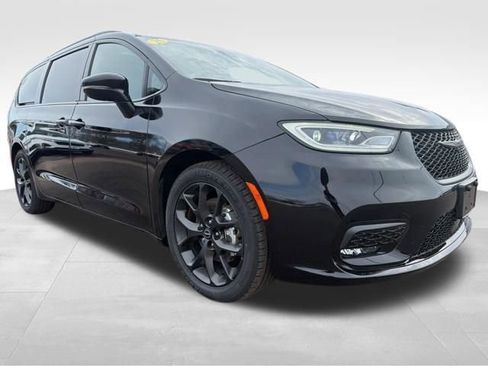 Used 2025 Chrysler Pacifica Limited image 12