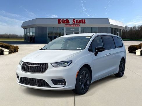 New 2026 Chrysler Pacifica Select FWD image 3
