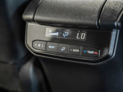 Used 2025 Toyota Highlander XLE AWD/4WD image 32