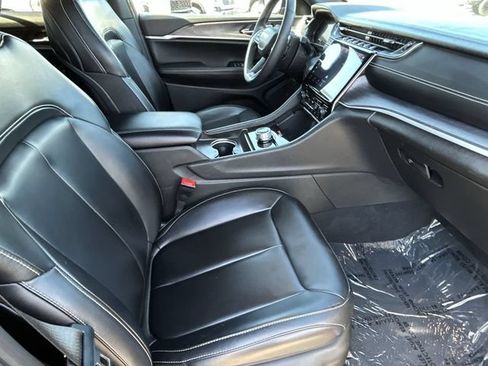 Used 2024 Jeep Grand Cherokee Limited RWD image 12