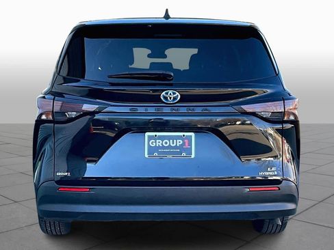 Used 2024 Toyota Sienna LE image 5