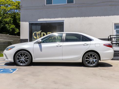 Used 2015 Toyota Camry XSE FWD image 9