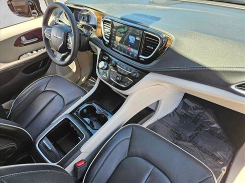 Used 2023 Chrysler Pacifica Limited FWD image 27