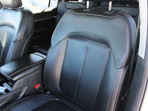 Used 2023 Jeep Grand Cherokee L Limited w/ Black Appearance Package image 24