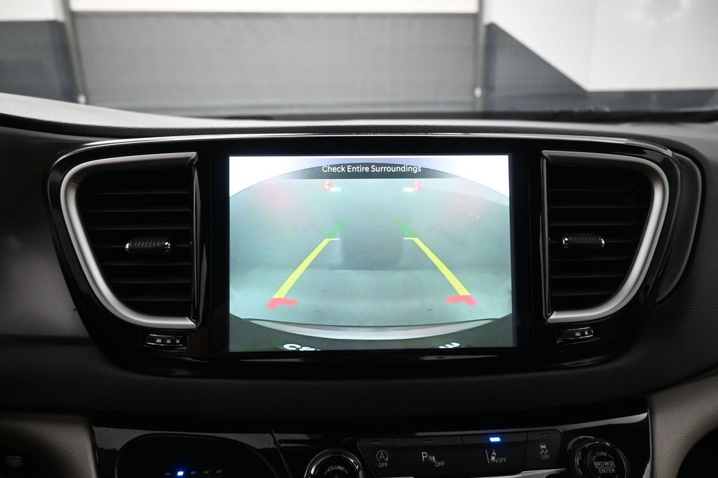 Used 2023 Chrysler Pacifica Touring-L FWD image 8