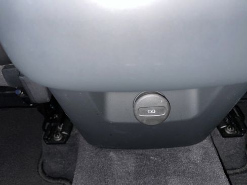 Used 2025 Volvo XC60 B5 Plus image 35