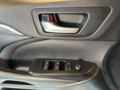 Used 2019 Toyota Highlander SE AWD/4WD image 18