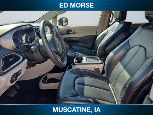 Used 2023 Chrysler Pacifica Touring-L image 13