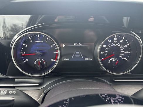 Used 2023 Kia Carnival EX image 12