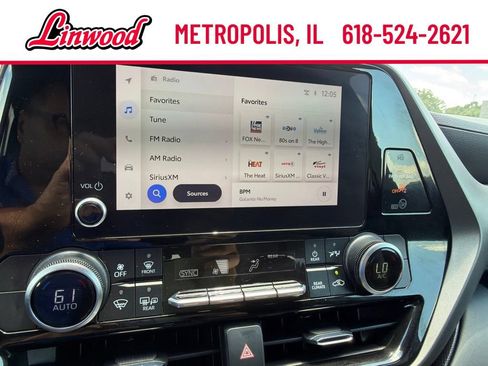 Used 2024 Toyota Highlander LE AWD/4WD image 29