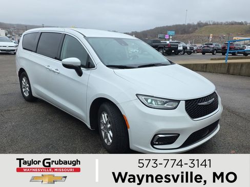 Used 2023 Chrysler Pacifica Touring-L image 1