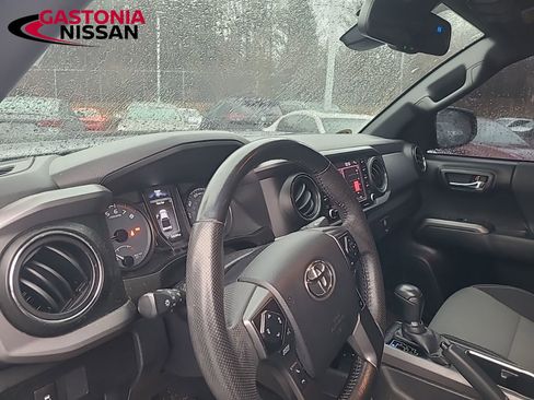 Used 2022 Toyota Tacoma TRD Off-Road image 30