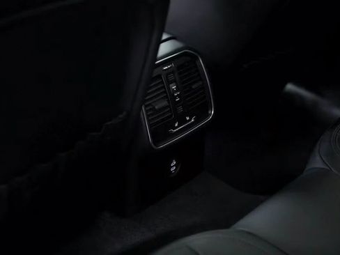 Certified 2025 Porsche Macan image 28