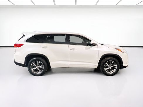 Used 2017 Toyota Highlander LE FWD image 23