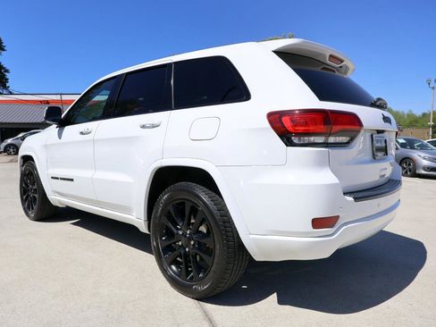 Used 2018 Jeep Grand Cherokee Altitude image 4