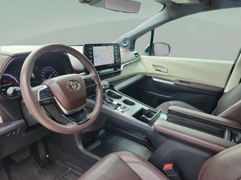 Used 2023 Toyota Sienna Platinum FWD image 8