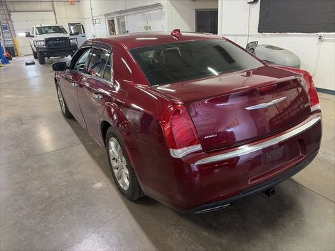 Used 2018 Chrysler 300 Limited w/ Safetytec Plus Group image 5