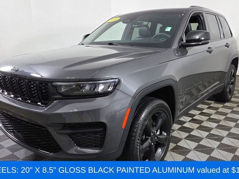 Used 2023 Jeep Grand Cherokee Altitude image 3