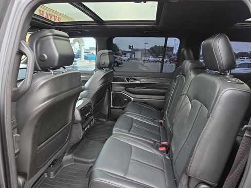 Used 2022 Jeep Wagoneer Series II w/ Premium Group I AWD/4WD image 9