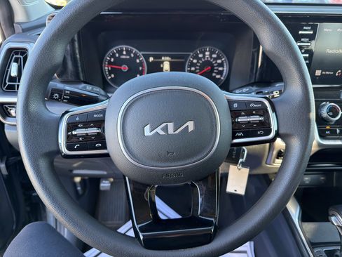 Used 2023 Kia Sorento LX image 6