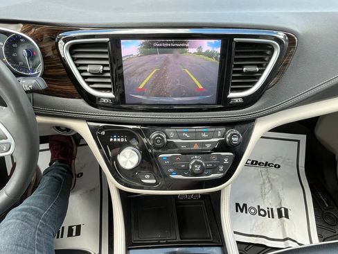 Used 2023 Chrysler Pacifica Limited FWD image 14