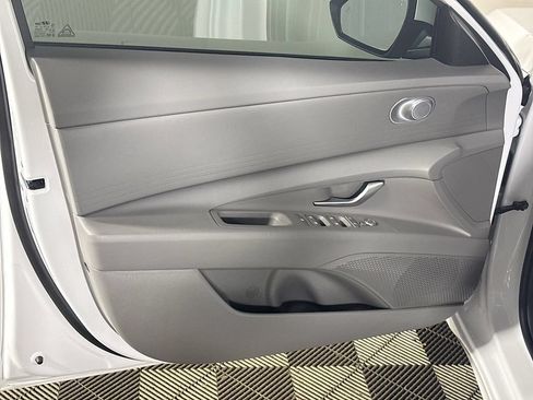 Used 2025 Hyundai Elantra Hybrid FWD image 10