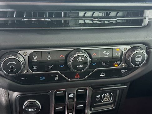 Used 2025 Jeep Wrangler Sahara image 22