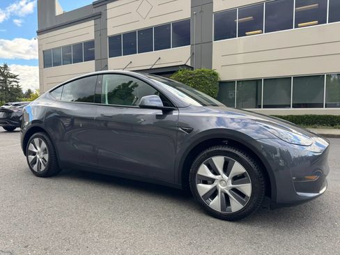 Used 2023 Tesla Model Y Long Range AWD/4WD image 1