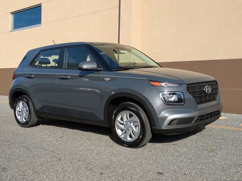 New 2026 Hyundai Venue SE image 2