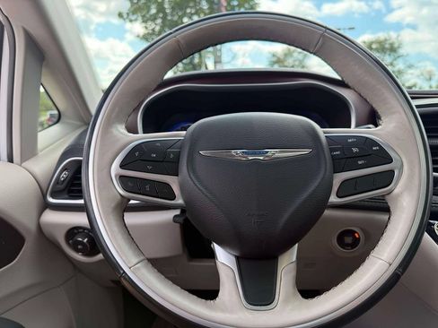 Used 2019 Chrysler Pacifica Limited FWD image 21