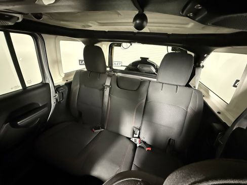 Used 2018 Jeep Wrangler Unlimited Rubicon w/ Cold Weather Group image 30