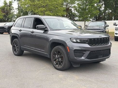 Used 2024 Jeep Grand Cherokee Altitude AWD/4WD image 7
