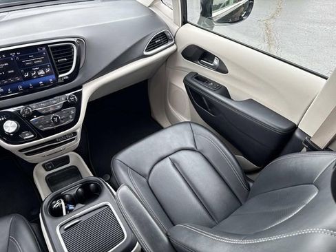 Used 2024 Chrysler Pacifica Touring-L FWD image 29