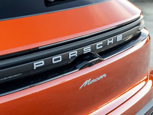 Certified 2025 Porsche Macan Electric image 19