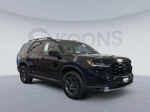 Used 2025 Honda Pilot TrailSport image 10