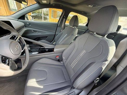 Used 2025 Hyundai Elantra SEL FWD image 9
