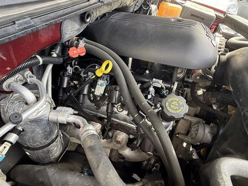 Used 2002 Chevrolet Suburban LS image 36