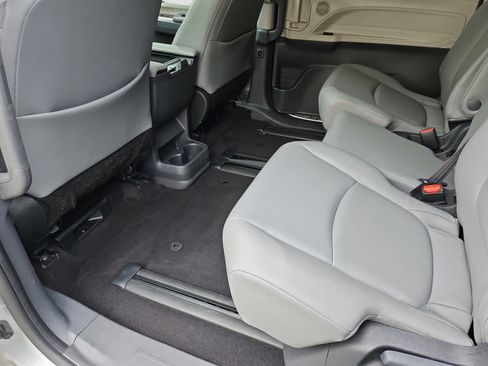 Used 2024 Toyota Sienna XLE FWD image 33