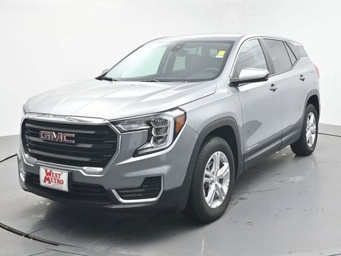 Used 2024 GMC Terrain SLE image 2