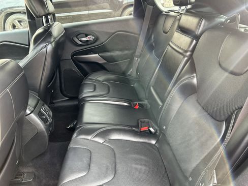 Used 2019 Jeep Cherokee Limited image 23