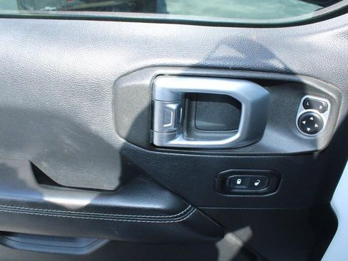 Used 2018 Jeep Wrangler Unlimited Sahara image 9