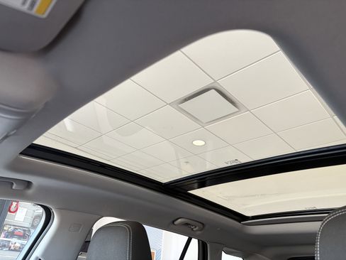 Used 2024 GMC Terrain SLE w/ Driver Convenience Package image 19