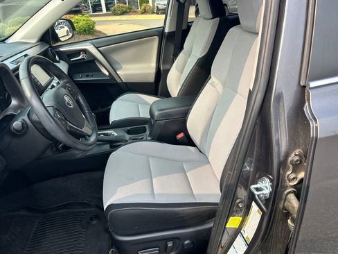 Used 2018 Toyota RAV4 XLE AWD/4WD image 14