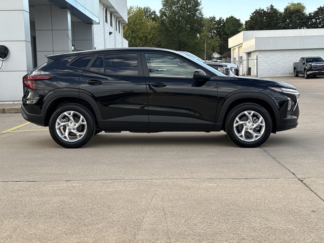 New 2026 Chevrolet Trax LS w/ LS Convenience Package FWD image 2