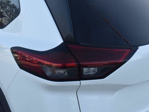 Used 2023 Nissan Rogue SV FWD image 7