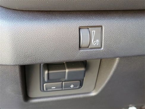 Used 2024 Chevrolet Colorado Z71 w/ Z71 Convenience Package 2 image 29