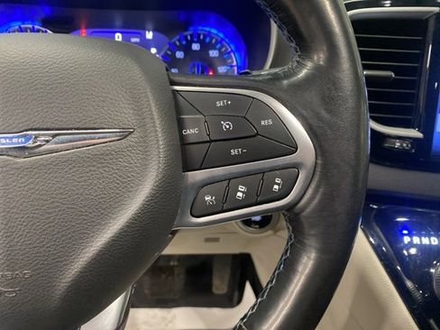 Used 2021 Chrysler Pacifica Touring-L image 17