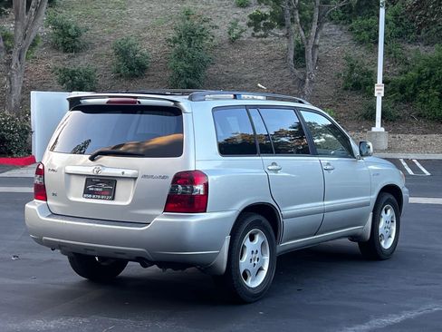 Used 2005 Toyota Highlander 2WD V6 w/ 3rd Row image 9