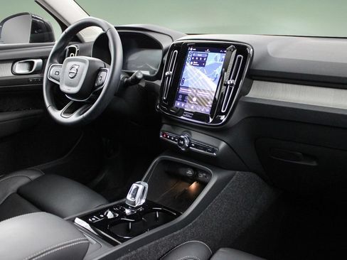 Certified 2025 Volvo XC40 B5 Plus AWD/4WD image 21